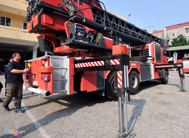 Chuyên gia kỹ thuật Juergen Wagner thuộc tập đoàn Rosenbauer (trong buổi chuyển giao kỹ thuật cho các chiến sĩ PCCC Hà Nội) đang lưu ý cho các chiến sĩ về chiếc xe hiện đại với nhiều cảm biến để tối ưu hóa yêu cầu nhiệm vụ. Hệ thống thang sẽ tự động tính toán để điều chỉnh tầm hoạt động phù hợp với độ mở chân chống và cảm biến trọng lương tại mỗi chân chống.