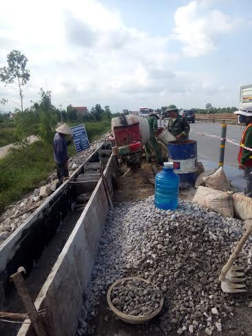 Công nhân thi công công trình nhưng không có kỹ thuật, giám sát.