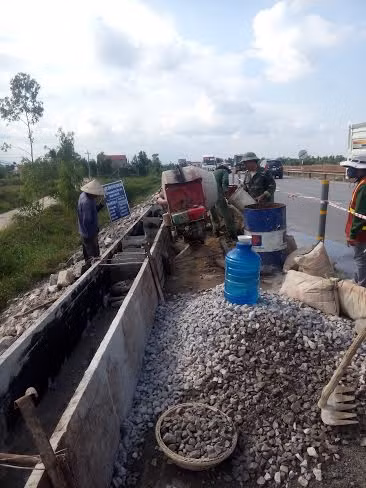 Công nhân thi công công trình nhưng không có kỹ thuật, giám sát.