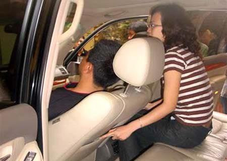 3. Nữ sinh sư phạm giết người tình trên xe Lexus. Ngày 14/2/2009, người dân khu vực đường Đội Cấn (quận Ba Đình - Hà Nội) xôn xao trước thông tin một người đàn ông ngoại tứ tuần nằm chết trong chiếc xe Lexus đỗ trên đường này, người đầy máu, có vết cắt ở cổ. Nạn nhân sau đó được xác định là Nguyễn Tiến Chính (SN 1967, trú tại phố Kim Ngưu - Hà Nội). Sau vài ngày điều tra, truy xét, công an đã bắt được hung thủ là Vũ Thị Kim Anh (sinh ngày 24/12/1987, sinh viên năm thứ 4, khoa Hoá, Đại học Sư phạm Hà Nội).