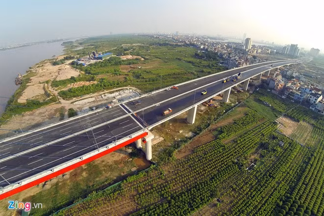 Nhật Tân, cây cầu thứ 7 trong tổng số các cây cầu qua sông Hồng tại Hà Nội sắp khánh thành. Đây là một phần trong tổng dự án đường vành đai 2, tuyến giao thông đường bộ nội đô khép kín của Hà Nội, tổng chiều dài 43,6 km.