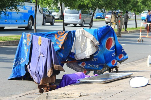 7. Giết vợ hờ của em trai, chặt xác cho vào 2 bao tải phi tang. Sáng sớm 1/10, một số người đi tập thể dục trên đường Võ Văn Kiệt phát hiện 2 bao tải bị buộc chặt có dính máu nằm trên vỉa hè trước số nhà 588B, Võ Văn Kiệt, phường Cầu Kho, quận 1, TP HCM. Thấy nghi ngờ, mọi người đã báo cơ quan công an địa phương. Khi kiểm tra, lực lượng công an phát hiện trong 2 bao tải nói trên chứa các bộ phận thi thể người.