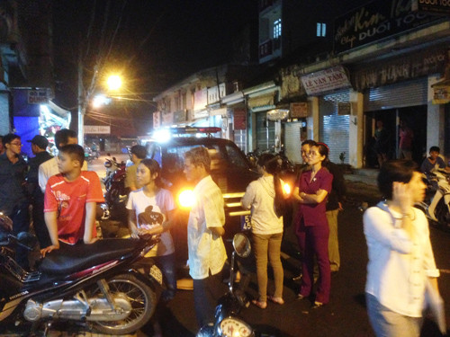 Mới đây, đại diện UBND phường Linh Tây (quận Thủ Đức) cho biết vừa tiếp nhận từ người dân cung cấp đoạn clip ghi lại hình ảnh bà Bích có dấu hiệu ngược đãi trẻ em ngay tại lớp học do bà đứng dạy. Theo đó, nội dung đoạn clip quay lại hình ảnh bà Bích dùng vải nhét vào mồm cháu Trần Khải H. (7 tuổi, đang học lớp 2). Bà Bích còn bắt cháu H. thụt xì dầu liên tục trong tình trạng miệng bị nhét vải, nước mắt giàn dụa.