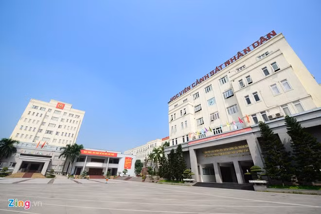 Trường không chỉ có các công trình phục vụ cho công tác giảng dạy, học tập mà còn có địa điểm sinh hoạt, giáo dục văn hóa, tinh thần yêu nước cho cán bộ chiến sĩ cảnh sát tương lai. Đây chính là điểm tạo nên sự khác biệt trong khuôn viên của trường đối với các đại học khác trên khắp cả nước.