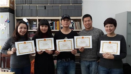 MC Anh Tuấn thích thú "khoe" bằng khen cùng các đồng nghiệp tại đài.