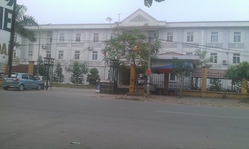 Trước đó, sáng 15/10, cả trăm công nhân Công ty TNHH một thành viên DHA (Bắc Ninh) bị ngộ độc thực phẩm nhập viện cấp cứu trong tình trạng đau bụng, đi ngoài, buồn nôn. Trưa cùng ngày, nhiều phóng viên có mặt tại Bệnh viện Đa khoa Lương Tài để ghi nhận sự việc. Tuy nhiên vị giám đốc bệnh viện nhiều lần văng tục, thách thức và cản trở phóng viên.