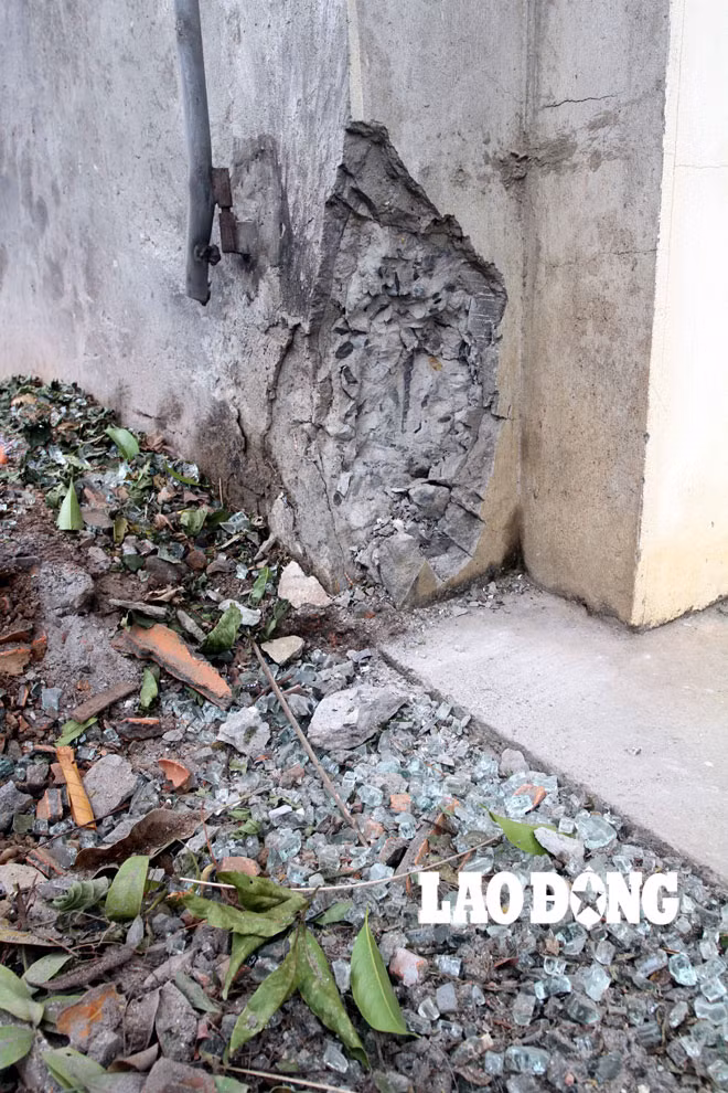 Vụ nổ phá bung một mảng bê tông phía trụ cổng.