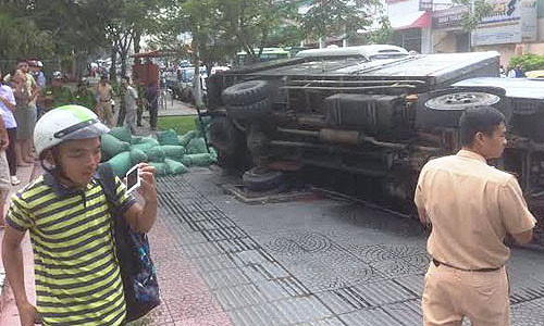 Hiện trường vụ tai nạn xe tải lật, đè chết một người phụ nữ tại cổng sau Thảo Cầm Viên TP HCM.