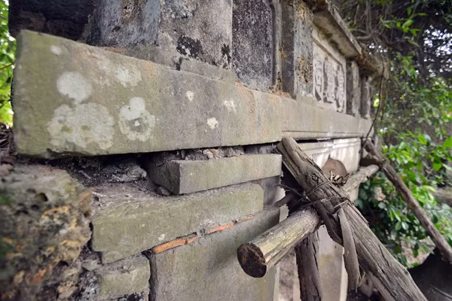 Cổng chính lối vào được giằng bởi những chiếc cột gỗ mục nát. Theo ông Phạm Đình Hựu, người trông coi lăng đá, từ năm 2009 hiện tượng xuống cấp ngày càng nghiêm trọng. "Các cơ quan chức năng xuống khảo sát nhưng không tu sửa, chỉ giằng chống đơn giản nên nhân dân rất lo lắng cho di tích", ông Hựu nói.