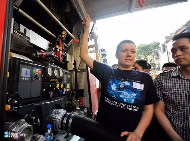 Theo chuyên gia kỹ thuật Alexandra Schuster đây là xe chữa cháy hiện đại, hiệu suất cao có 4 tầng cánh bơm chữa cháy, đạt 10 bar tại áp suất thường và 40 bar tại áp suất cao, có thể bơm cùng một lúc cả áp suất thường và áp suất cao, có vòi rồng tích hợp trên nóc xe.