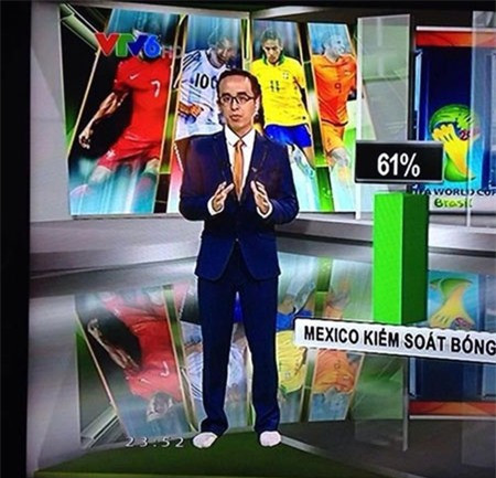 BTV Khắc Cường khiến nhiều khán giả bật cười khi xuất hiện chỉn chu nhưng lại... quên mang giày khi lên sóng.