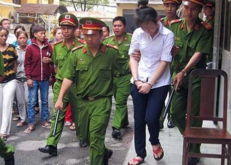 4. Nữ sinh 16 tuổi đâm chết người vì mâu thuẫn tại tiệm game. Ngày 15/1/2013, TAND TP HCM đã mở phiên sơ thẩm xét xử vụ án “giết người”, “gây rối trật tự công cộng” do 3 bị cáo Trần Thị Mỹ Ngân (16 tuổi), Lê Thị Huỳnh Xương (20 tuổi) và Lê Thị Hồng Thảo (23 tuổi, cùng ngụ huyện Nhà Bè, TP HCM) thực hiện.