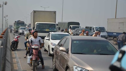 Vụ tai nạn đã khiến cầu Thanh Trì ùn tắc nghiêm trọng.