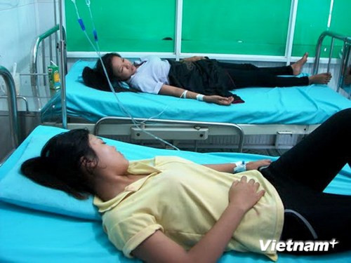 9. Gần 100 công nhân cấp cứu vì bị co cứng ở Bình Dương. Liên tiếp trong ba ngày từ 15 đến 17/10, nhiều công nhân Công ty Kỳ Phong (chuyên sản xuất túi xách, vali) có trụ sở ở Khu công nghiệp Việt Hương, thị xã Thuận An (Bình Dương) có triệu chứng khó thở, tụt canxi, tay chân co cứng cơ... Một số công nhân cho biết thêm tại các xưởng làm việc của Công ty Kỳ Phong khá nóng, nhất là khu xưởng 2 rất nóng nực và có mùi rất khó chịu nhưng chỗ thông gió lại ít...