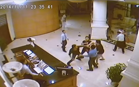 4. Nữ phó giám đốc sở "dự" hỗn chiến tại khách sạn 4 sao Hải Phòng. Vụ đánh nhau tại khách sạn 4 sao Pearl River tại Thành phố Hải Phòng khiến một doanh nhân và một người nước ngoài nhập viện vừa qua đã khiến dư luận xôn xao. Cụ thể, tối 11/10, có hai nhóm khách đến làm thủ tục thuê phòng nghỉ tại khách sạn này. Camera an ninh khách sạn cho thấy, trong khi một phụ nữ đang giao dịch tại quầy lễ tân thì có hai nhóm người đuổi đánh nhau vào sảnh chờ, mặc cho bảo vệ can ngăn. Có lúc 2 người bị đối thủ đè xuống sàn và đấm đá túi bụi.