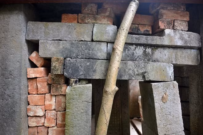 Ông Nguyễn Ngọc Đức, Phó chủ tịch UBND xã Lại Yên cho biết, hiện nay khu đất đó do xã quản lý, xây tường rào xung quanh, cho tư nhân thuê để đào ao, thả cá. UBND huyện và Sở VHTT-DL Hà Nội hỗ trợ tiền để xây lại nhà tiền tế (đại bái) cho dòng họ Phạm và nhân dân nhưng họ không nhận tiền.