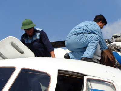 Nhân viên kỹ thuật Trung đoàn Không quân 917 kiểm tra trực thăng lần cuối trước khi bàn giao cho tổ bay.