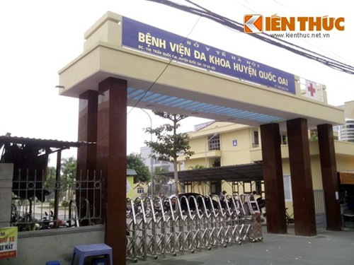 3. Bé gái 11 tuổi chết bất thường, dân bức xúc vây kín bệnh viện. Sáng 21/10, tại Bệnh viện Đa khoa huyện Quốc Oai (Hà Nội), hàng trăm người dân vây kín yêu cầu làm rõ nguyên nhân cái chết bất thường của cháu Nguyễn Thị Hồng Nhung (11 tuổi, trú tại xóm 10, xã Thạch Thán, Quốc Oai). Cháu Nhung được chuyển vào Bệnh viện Quốc Oai sáng 19/10, với triệu chứng rối loạn tiêu hóa. Lúc nhập viện, cháu mới có 11 tuổi, đáng nhẽ phải được đưa vào khoa nhi nhưng các bác sỹ lại đưa cháu vào khoa ngoại. Đến chiều 19/10, cháu Nhung có biểu hiện nặng hơn, nôn khan nhiều lần. Người nhà tìm bác sỹ tới xem bệnh tình của cháu nhưng không thấy ai, chỉ có mấy y tá. Các y tá cho rằng bệnh tình cháu Nhung bình thường và không đồng ý cho chuyển viện.