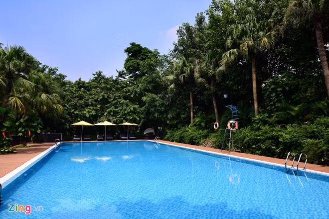 Được thừa hưởng những cơ sở vật chất của khu đô thị Ecopark, nên học sinh trường Đoàn Thị Điểm cũng được sử dụng hồ bơi tiêu chuẩn 5 sao. Dự kiến trong 2 năm tới, trường sẽ hoàn thiện tất cả các hạng mục, tuyển sinh các cấp từ tiểu học đến THPT. Học phí và tiền bán trú một năm của mỗi học sinh khoảng 39 triệu đồng.