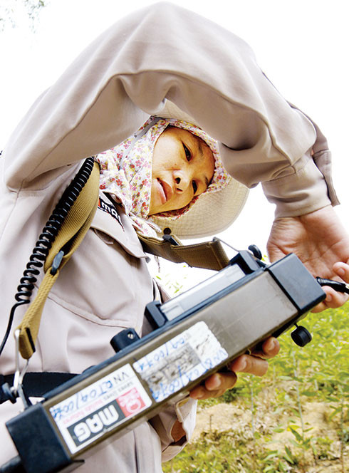 Trước khi rà mìn, các nữ kỹ thuật viên phải kiểm tra tín hiệu âm thanh của máy dò.