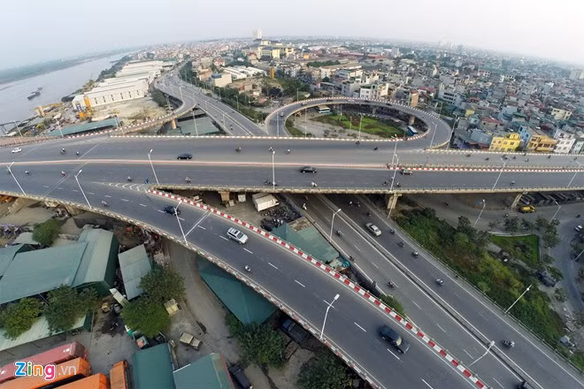 Do Thanh Trì ở quá xa cửa ngõ thủ đô nên sự xuất hiện của cầu Vĩnh Tuy vào tháng 9/2010 mới chính thức góp phần giảm ùn tắc triệt để cho cầu Chương Dương. Cây cầu dài hơn 3,5 km này nằm tại địa phận phường Vĩnh Tuy (nối quận Hai Bà Trưng và Long Biên), nằm song song giữa cầu Thanh Trì và Chương Dương.