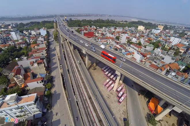 Cầu Thăng Long bắc qua sông Hồng, là đường nối sân bay quốc tế Nội Bài với nội thành Hà Nội, Công trình thế kỷ của tình hữu nghị Việt - Xô được khởi công xây dựng năm 1974 và khánh thành năm 1985. Đây là cây cầu có thời gian thi công lâu nhất của Hà Nội.