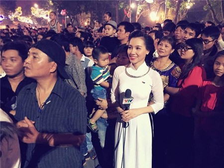 BTV Minh Hà lặng lẽ đứng cùng dòng người để chào đón khoảnh khắc bắn pháo hoa kỉ niệm 60 năm ngày giải phóng Hà Nội.