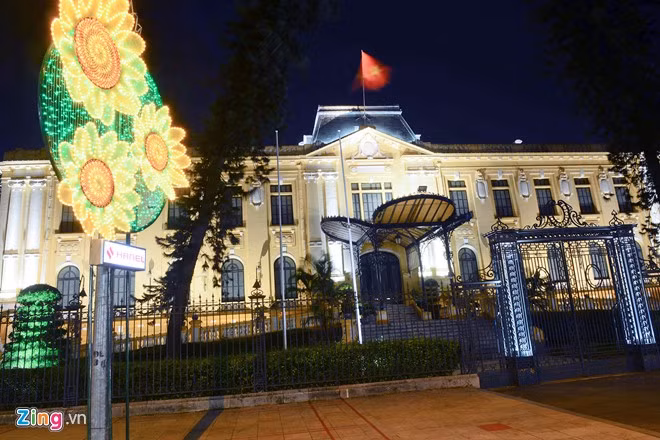 Nhà khách Chính phủ (Bắc Bộ Phủ cũ) được chiếu sáng trong đêm. Đây là một trong những địa danh lịch sử của Hà Nội gắn liền với Cách mạng tháng Tám 1945 và ngày giải phóng thủ đô 10/10/1954.