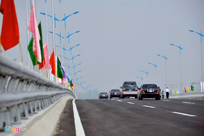 Cầu có 8 làn xe, ngoài hệ thống đường dẫn hai đầu.