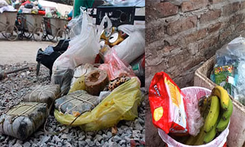 Nhiều thực phẩm còn dùng được như nải chuối, gói bánh nguyên, bánh chưng... bị nhiều người đem đổ vào sọt rác.