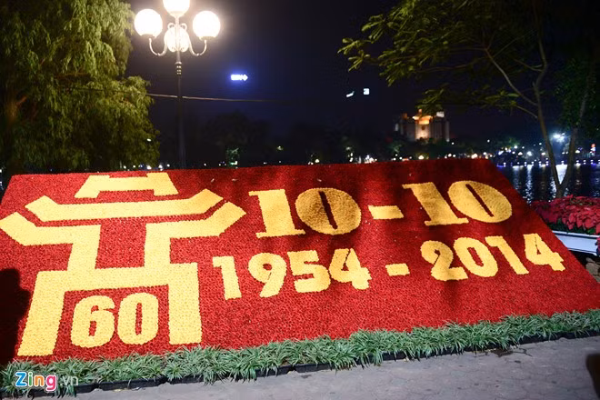 Những thảm hoa trang trí quanh hồ Gươm.