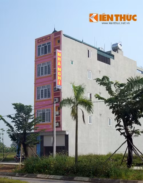 1. Nữ sinh đâm chết cán bộ huyện vì làm tình xong không có quà. Khoảng 20h30 ngày 5/10, một số người dân khu đô thị Phúc Sơn (huyện Vĩnh Tường - Vĩnh Phúc) bàng hoàng khi nghe tin tại nhà nghỉ T.H phát hiện một nam thanh niên tử vong ở phòng 303, trên người có nhiều vết đâm còn rỉ máu. Nạn nhân là anh Lê Hải Đ. (SN 1988, trú tại xã Tuân Chính, huyện Vĩnh Tường), hiện là cán bộ phòng tài chính huyện.