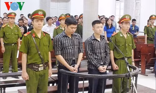 6. Bác sĩ Cát Tường bị truy tố ở hình phạt cao hơn. Chiều 16/10, nguồn tin từ Viện Kiểm sát Nhân dân TP Hà Nội cho biết đã hoàn tất bản cáo trạng lần 2 đối với vụ án gây chấn động dư luận “Bác sĩ vứt xác phi tang” xảy ra ở Hà Nội vào tháng 10/2013. So với bản cáo trạng lần 1, bản cáo trạng mới này có sự điều chỉnh điều khoản của tội danh truy tố bị cáo Tường. Cụ thể, cáo trạng truy tố bị can Nguyễn Mạnh Tường về tội “Xâm phạm thi thể, mồ mả, hài cốt” theo quy định tại Điều 246, khoản 2 và “Vi phạm qui định khám bệnh, chữa bệnh, sản xuất pha chế thuốc, cấp phát thuốc hoặc dịch vụ y tế khác” theo điều 242, khoản 3, Bộ luật Hình sự.