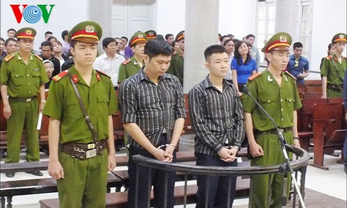 6. Bác sĩ Cát Tường bị truy tố ở hình phạt cao hơn. Chiều 16/10, nguồn tin từ Viện Kiểm sát Nhân dân TP Hà Nội cho biết đã hoàn tất bản cáo trạng lần 2 đối với vụ án gây chấn động dư luận “Bác sĩ vứt xác phi tang” xảy ra ở Hà Nội vào tháng 10/2013. So với bản cáo trạng lần 1, bản cáo trạng mới này có sự điều chỉnh điều khoản của tội danh truy tố bị cáo Tường. Cụ thể, cáo trạng truy tố bị can Nguyễn Mạnh Tường về tội “Xâm phạm thi thể, mồ mả, hài cốt” theo quy định tại Điều 246, khoản 2 và “Vi phạm qui định khám bệnh, chữa bệnh, sản xuất pha chế thuốc, cấp phát thuốc hoặc dịch vụ y tế khác” theo điều 242, khoản 3, Bộ luật Hình sự.