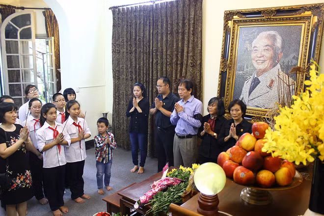 1. Kỷ niệm 1 năm ngày mất Đại tướng Võ Nguyên Giáp. Tròn một năm Đại tướng Võ Nguyên Giáp về với đất mẹ Quảng Bình (4/10/2014), những ngày đầu tháng 10, dòng người từ khắp mọi nơi đến số nhà 30 Hoàng Diệu, Hà Nội thắp hương, nến, hoa tưởng nhớ vị anh hùng của dân tộc.