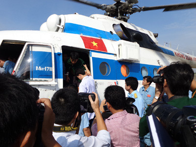 Đại tá phi công Phạm Trường Sơn, Phó Sư đoàn trưởng, Tham mưu trưởng Sư đoàn cho biết, với tinh thần “cứu người như cứu hỏa”, ban đầu tổ bay dự định đưa bệnh nhân về ngay trong đêm ngày 21/10. Nhưng sau đó, tình trạng bệnh nhân dần ổn định nên Ban chỉ huy Sư đoàn quyết định chuyển thời điểm đưa bệnh nhân về đất liền vào sáng sớm hôm nay.