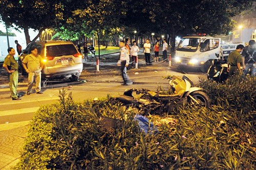 5. Ô tô "điên" gây tai nạn liên hoàn, thanh niên cứu người bị đánh tới tấp. Vào khoảng 22h đêm 2/10 tại giao lộ Lê Lai – Nguyễn Thị Nghĩa (Quận 1, TP HCM), một chiếc ô tô 7 chỗ BKS 51A-85845 do một nam thanh niên điều khiển lưu thông trên đường Lê Lai với tốc độ nhanh đã đâm rầm vào chiếc xe máy chạy phía trước. Cú tông mạnh khiến đôi nam nữ trên xe máy bị hất văng xuống đường bất tỉnh. Sau đó, chiếc ô tô này còn đâm vào một chiếc xe tay ga đi ngược chiều khiến cả người và xe ga bay lên vỉa hè.