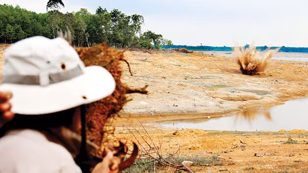Sau khi phát loa cảnh giới, các nữ kỹ thuật viên phải núp sau một cây tràm bật gốc ở bán kính 250m để tránh bom gây sát thương.