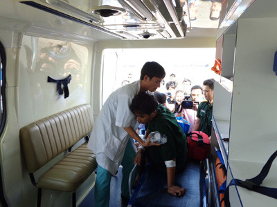 Đúng 8h30 ngày 22/10, trực thăng chở bệnh nhân Lê Quang Minh với sự chăm sóc, điều trị của tổ y bác sĩ, hạ cánh xuống khu vực bãi đỗ trực thăng quân sự sân bay Tân Sơn Nhất (TP HCM). Bệnh nhân mau chóng được đưa vào Bệnh viên quân y 175 để tiếp tục điều trị.