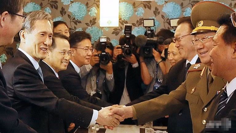 Quan chức Hàn Quốc (bên trái) bắt tay với các quan chức Triều Tiên ở Incheon ngày 4/10.