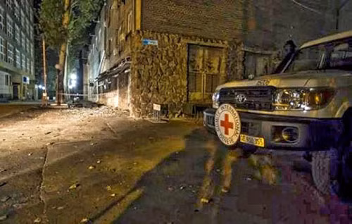 Xe gắn biển hiệu của ICRC đỗ bên ngoài tòa nhà văn phòng đổ nát của tổ chức này ngày 2/10.