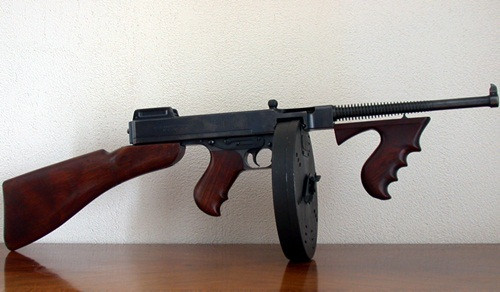 Thứ năm là tiểu liên Thompson kiểu 36 của Mỹ và Trung Quốc, sử dụng cỡ đạn .45ACP 11,43x23mm; chiều dài súng 852mm, trọng lượng súng 4,9kg; súng sử dụng các loại hộp tiếp đạn từ 20, 30, 50 đến 100 viên; tầm bắn hiệu quả 100-150m. Tiểu liên Thompson do J.T. Thompson thiết kế và đi vào sản xuất đại trà từ năm 1921 với nhiều phiên bản.