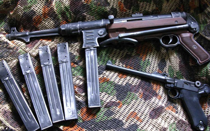 Thứ tư là tiểu liên MP-40 của Đức, có cỡ đạn 9x19mm, chiều dài súng là 833mm; trọng lượng 4,03kg khi không có hộp tiếp đạn và 4,7kg khi mang đủ đạn; hộp tiếp đạn 32 viên, tầm bắn hiệu quả 100m. Tiểu liên kiểu 1940 (MP-40) do Công ty Erma Werke sản xuất hàng loạt năm 1940, là mẫu tiểu liên chính của Quân đội Đức trong Chiến tranh thế giới thứ 2.