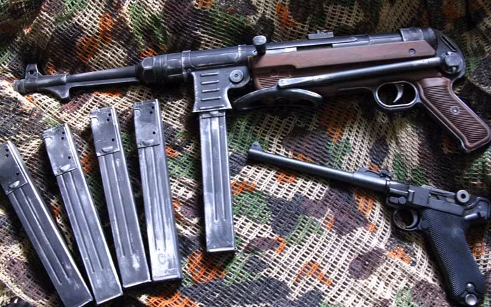 Thứ tư là tiểu liên MP-40 của Đức, có cỡ đạn 9x19mm, chiều dài súng là 833mm; trọng lượng 4,03kg khi không có hộp tiếp đạn và 4,7kg khi mang đủ đạn; hộp tiếp đạn 32 viên, tầm bắn hiệu quả 100m. Tiểu liên kiểu 1940 (MP-40) do Công ty Erma Werke sản xuất hàng loạt năm 1940, là mẫu tiểu liên chính của Quân đội Đức trong Chiến tranh thế giới thứ 2.