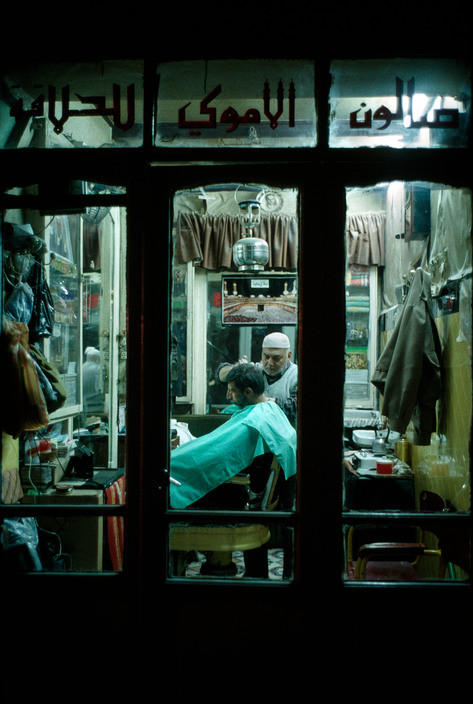 Trong một tiệm cắt tóc ở Damascus. Ảnh: Magnum Photos.