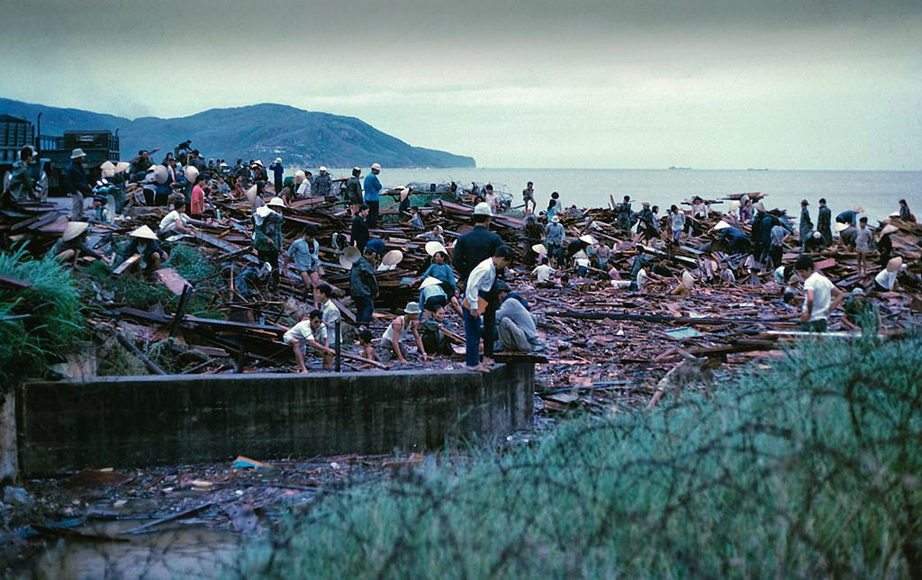 Một khu dân cư gần Quy Nhơn bị tàn phá trong trận bão lớn năm 1971. Ảnh: NZST.