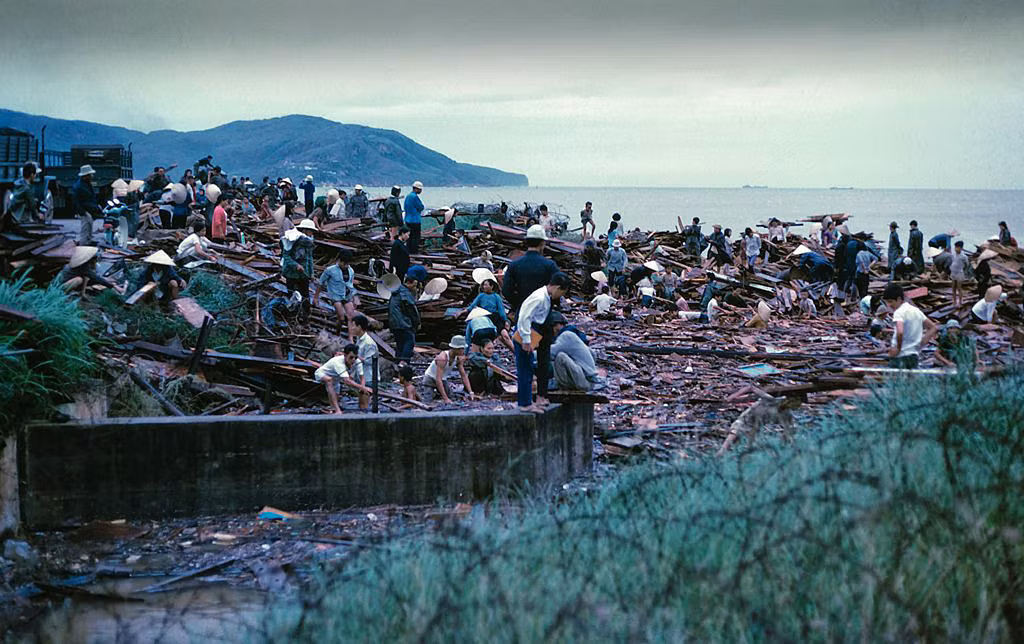Một khu dân cư gần Quy Nhơn bị tàn phá trong trận bão lớn năm 1971. Ảnh: NZST.
