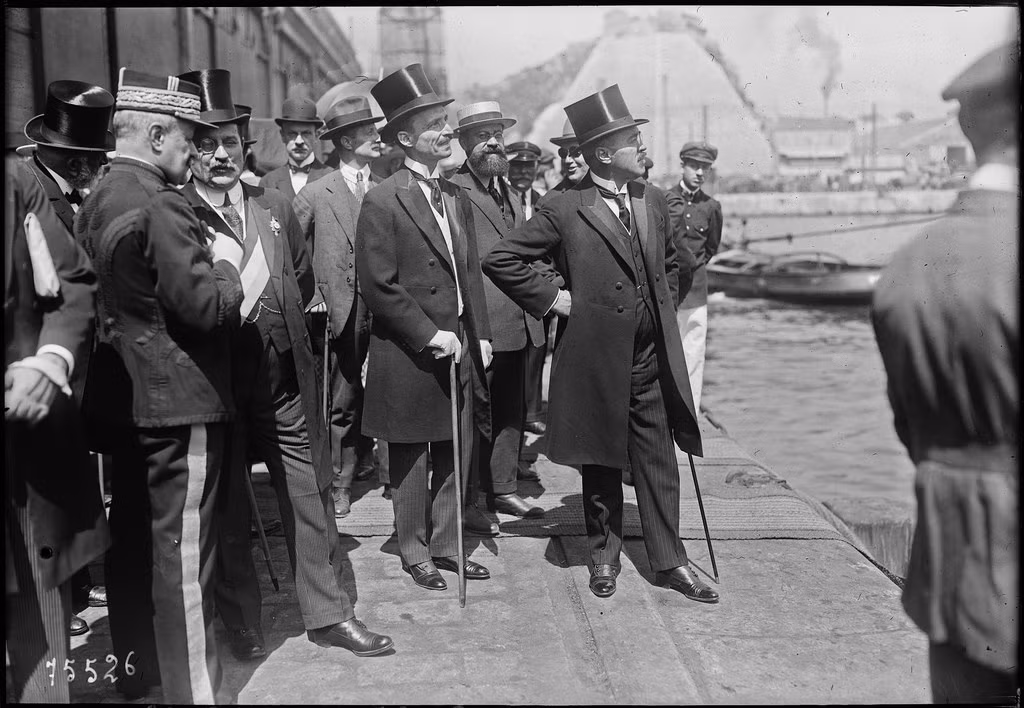 Ông Albert Sarraut là người chống gậy đứng bên phải. Ảnh: Gallica.bnf.fr.