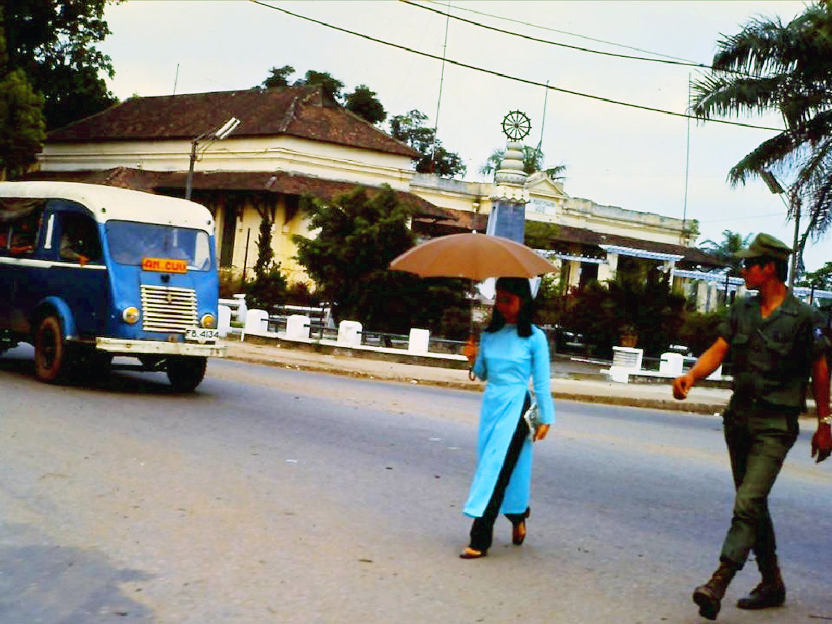 Khu vực Đài Thánh tử đạo, đầu phía Nam cầu Trường Tiền. Ảnh: Joe Robertson.