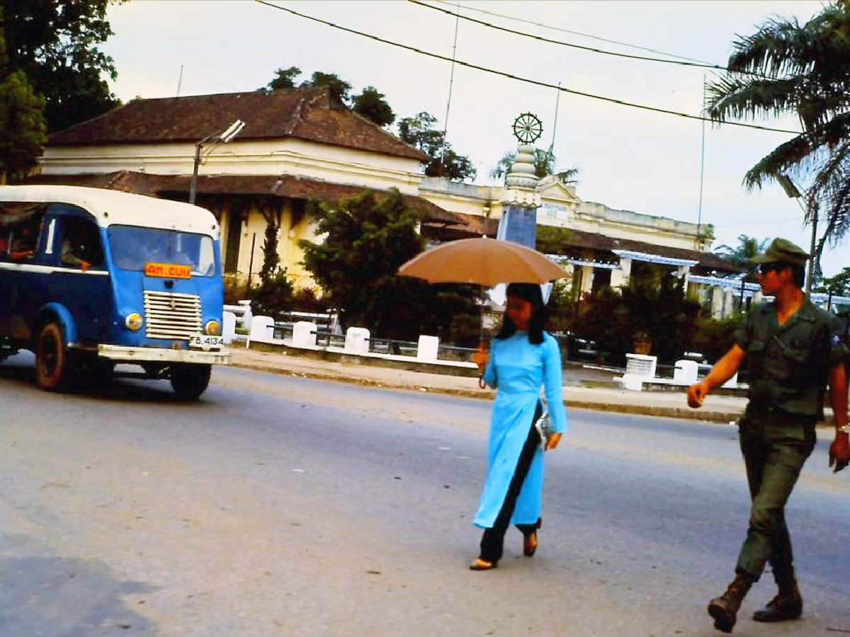 Khu vực Đài Thánh tử đạo, đầu phía Nam cầu Trường Tiền. Ảnh: Joe Robertson.